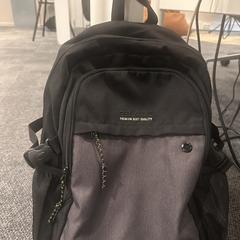 Black and grey backpack ealsac, jak bylo nahlášeno na iLost