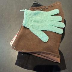 Gants & Top court brown, a été signalé par Conscious Hotel Westerpark utilisant iLost