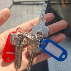 Keys red and blue, gerapporteerd met iLost
