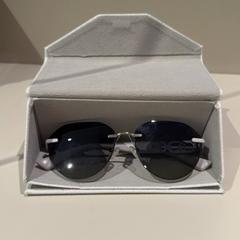 Des lunettes de soleil Grey, a été signalé par Van der Valk Hotel Eindhoven - Best utilisant iLost