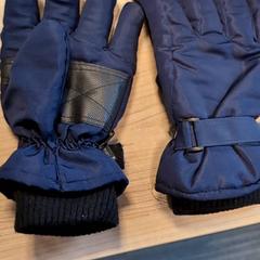 Luvas, segundo informou Pathé Zwolle usando iLost