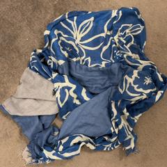 Schal Blauw bloemen, gemeldet von Koninklijk Theater Carré über iLost