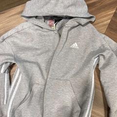 Gyermek dzseki GRISE, amint azt CARS HANGARD az iLost segítségével jelentette.