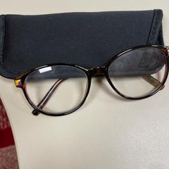 Bril met koker, amint azt Pathé Schiedam az iLost segítségével jelentette.