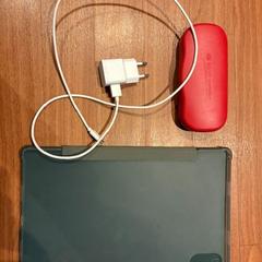 Estoig d'ulleres met een ipadhoes en oplader, segons ha informat Van der Valk Hotel Emmeloord mitjançant iLost