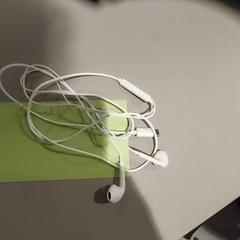 Sluchátko White earphones, jak nahlášeno TU/e - Receptie Neuron pomocí iLost