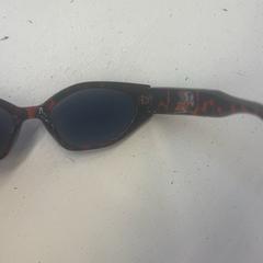 Óculos de sol, como reportado por GVB utilizando o iLost