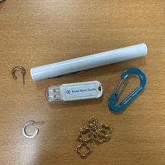 Usb pinne pen, ketting, oorbellen en hangertje, som rapportert av VITAZ campus Sint-Niklaas ved bruk av iLost