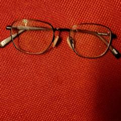 Gafas Black, ha sido reportado por KABUL à GoGo / Teatro con iLost