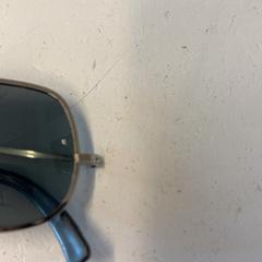 Occhiali da sole, come riportato da GVB utilizzando iLost