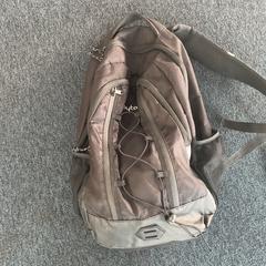 Sac à dos, a été signalé par Breng Arnhem utilisant iLost