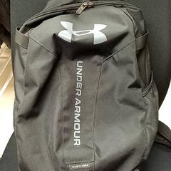 Hátizsák Zwart under armour, amint azt Qbuzz GD Groningen Peizerweg az iLost segítségével jelentette.