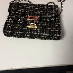 Kabelka Bruin, jak nahlášeno Transdev Hoeksche Waard Goeree Overflakkee pomocí iLost