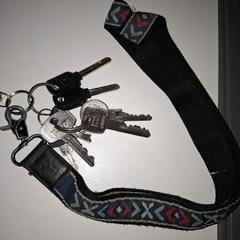 Sleutelbos aan koord met 7 sleutels, segundo informou a iLost