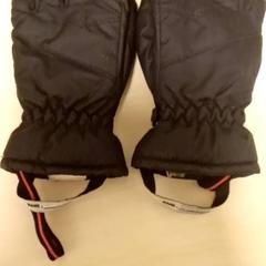 Guants, segons ha informat Mövenpick Hotel Amsterdam City Centre mitjançant iLost