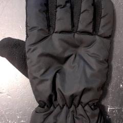 Glove, as reported by Qbuzz servicepunt  Emmen using iLost