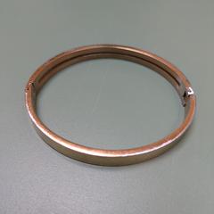 Armband goudkleurig, segundo informou a iLost