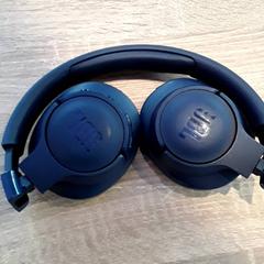 Headphones, as reported by EBS Tramplein using iLost