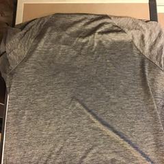 Tshirt grijs, sport, amint azt W2 - Tomorrowland az iLost segítségével jelentette.
