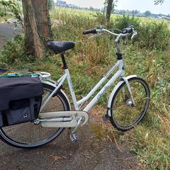 witte damesfiets, segons s'ha informat a iLost