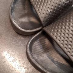 Sandalias, segundo informou Rotterdam The Hague Airport usando iLost