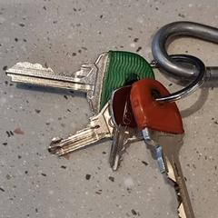 Sleutels groen en rood dopje op de sleutels, zoals gemeld door Gemeente Rheden met iLost