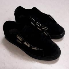 Buty Zwart, zgłoszono przez LUMC przy użyciu iLost