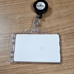 Pasjes houder + pasjes, como reportado por Connexxion Amstelveen utilizando o iLost