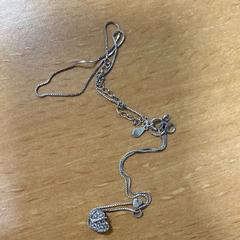 Halsband zilver met hartje, rapporterat av VITAZ campus Sint-Niklaas med iLost