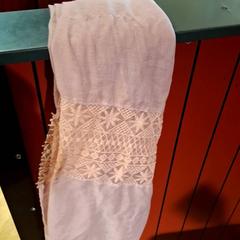 Echarpe Rose pale avec broderies, segundo informou IKEA Paris - Plaisir usando iLost
