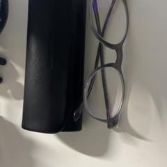 علبة نظارات مع نظارات، كما تم الإبلاغ عنه بواسطة Silver Sands Beach عبر iLost