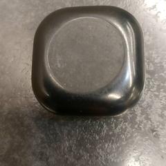 Draadloze oortjes in houder, amint azt Rotterdam The Hague Airport az iLost segítségével jelentette.