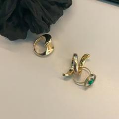 Ringar Gold and green, rapporterat av MEININGER Hotel Berlin Airport med iLost