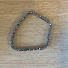 Bracelet, a été signalé par Keukenhof utilisant iLost