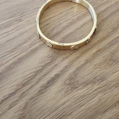 Goudkleurige armband, som rapporterats till iLost