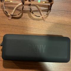 علبة نظارات مع نظارات، كما تم الإبلاغ عنه بواسطة Pathé Haarlem عبر iLost