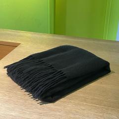 Scarf black very soft scarf, ha sido reportado por MEININGER Hotel Berlin East Side Gallary con iLost