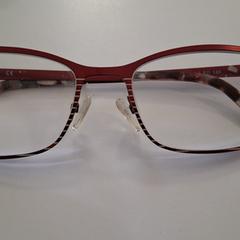 Roodkleurige bril met gekleurde pootjes, iLost에 보고됨