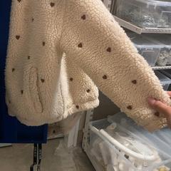 Giacca da bambino Creme met bruine hartjes, come riportato da IKEA Utrecht utilizzando iLost