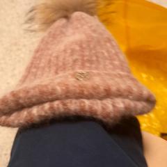 Lue rosa, como reportado por IKEA Furuset utilizando o iLost