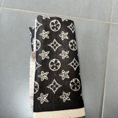 의류 - Sjaal, iLost를 사용하여 Regio Oost-Vlaanderen에 보고됨