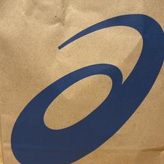 Aankoop asics, a été signalé par Designer Outlet Roermond utilisant iLost