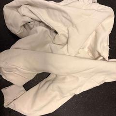Kläder white, rapporterat av Ramada by Wyndham Amsterdam Airport Schiphol med iLost