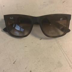 Gafas de sol, ha sido reportado por Artis con iLost