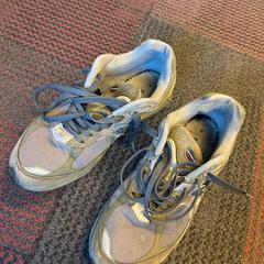 Cipő, amint azt Amsterdam ID Aparthotel az iLost segítségével jelentette.