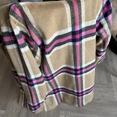 Beige jas met roze banen، كما تم الإبلاغ عنه عبر iLost