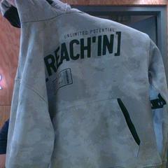 아동용 스웨터 Gray with black letters, iLost를 사용하여 MEININGER Hotel Innsbruck Zentrum에 보고됨