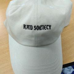 Casquette beige raid society, a été signalé par VITAZ campus Sint-Niklaas utilisant iLost