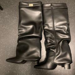 Botas Black, ha sido reportado por Ramada by Wyndham Amsterdam Airport Schiphol con iLost