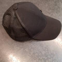 Gorra de beisbol, segons ha informat Rotterdam The Hague Airport mitjançant iLost